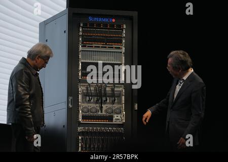 Taipeh, Taiwan. 01. Juni 2023. Jensen Huang, Präsident der NVIDIA bei der hauptrednerin von supermicro während der COMPUTEX 2023. Die COMPUTEX 2023 läuft vom 30. Mai bis zum 02. Juni 2023 und versammelt über 1.000 Aussteller aus 26 verschiedenen Ländern mit 3000 Ständen, um ihre neuesten Produkte zu präsentieren und Bestellungen mit ausländischen Käufern zu unterzeichnen. (Foto: Walid Berrazeg/SOPA Images/Sipa USA) Guthaben: SIPA USA/Alamy Live News Stockfoto