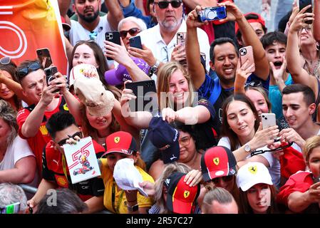 Barcelona, Spanien. 01. Juni 2023. Fans in der Boxengasse. Formel-1-Weltmeisterschaft, Rd 8, spanischer Grand Prix, Donnerstag, 1. Juni 2023. Barcelona, Spanien. Kredit: James Moy/Alamy Live News Stockfoto