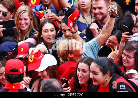 Barcelona, Spanien. 01. Juni 2023. Fans in der Boxengasse. Formel-1-Weltmeisterschaft, Rd 8, spanischer Grand Prix, Donnerstag, 1. Juni 2023. Barcelona, Spanien. Kredit: James Moy/Alamy Live News Stockfoto