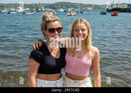 Schull, West Cork, Irland. 1. Juni 2023. Die Sonne schien heute im Küstendorf Schull mit Temperaturen von bis zu 18 Grad Celsius. Kellie O'Gorman und Val Menovska, beide aus Clonakilty, genossen die Sonne in Schull. Kredit: AG News/Alamy Live News Stockfoto