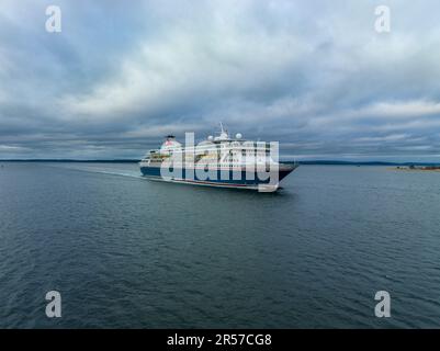 Balmoral ist ein Kreuzfahrtschiff, das Fred gehört und von ihm betrieben wird. Olsen Cruise Lines. MS Balmoral Kreuzfahrtschiff, das in Southampton ankommt, mit unvergleichlicher Aussicht. Stockfoto