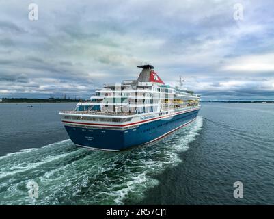 Balmoral ist ein Kreuzfahrtschiff, das Fred gehört und von ihm betrieben wird. Olsen Cruise Lines. MS Balmoral Kreuzfahrtschiff, das in Southampton ankommt, mit unvergleichlicher Aussicht. Stockfoto