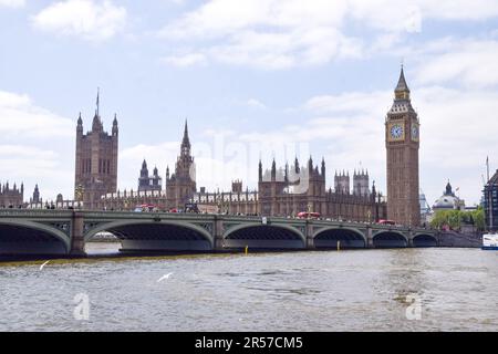 London, Großbritannien. 1. Juni 2023 Houses of Parliament, Westminster Bridge, Themse und Big Ben tagsüber. Stockfoto