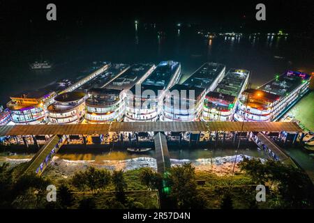 Barishal, Bangladesch. 1. Juni 2023. Der Hafen von Barisal, offiziell bekannt als Barisal River Port, ist der zweitgrößte und geschäftigste Flusshafen in Bangladesch nach Dhaka in Bezug auf den Personenverkehr. Der Hafen verkehrt täglich zwischen Dhaka und Barisal sowie den meisten Bezirken im Süden des Landes. (Kreditbild: © Mustasinur Rahman Alvi/ZUMA Press Wire) NUR REDAKTIONELLE VERWENDUNG! Nicht für den kommerziellen GEBRAUCH! Stockfoto