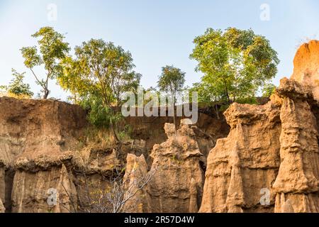 Die Malape-Hügel wurden von der Natur geformt. Der Legende nach waren die Säulen von Geistern bewohnt. Wenn du dich konzentrierst, solltest du sogar Stimmen hören können. Lilomba, Malawi Stockfoto