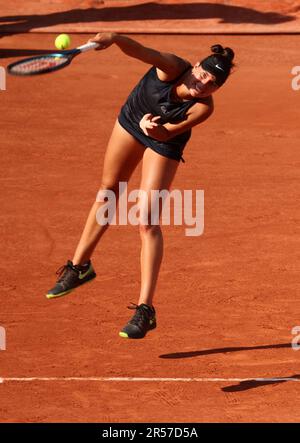 Paris, Frankreich. 01. Juni 2023. Oceane Dodin von Frankreich spielt am Donnerstag, den 1. Juni 2023, während der zweiten Runde bei den Roland Garros French Tennis Open in Paris gegen den siebten Ons Jabeur von Tunesien. Jabeur gewann 6:2, 6:3. Foto: Maya Vidon-White/UPI Credit: UPI/Alamy Live News Stockfoto