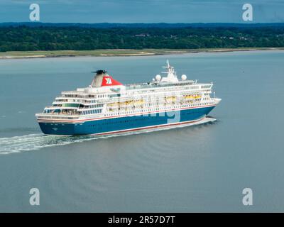 Balmoral ist ein Kreuzfahrtschiff, das Fred gehört und von ihm betrieben wird. Olsen Cruise Lines. MS Balmoral Kreuzfahrtschiff, das in Southampton ankommt, mit unvergleichlicher Aussicht. Stockfoto