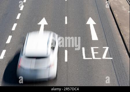 Glasgow, Schottland, Großbritannien. 31. Mai 2023 Der Verkehr überquert die Straßenmarkierungen, die den Beginn der Niedrigemissionszone ( LEZ) im Stadtzentrum von Glasgow zeigen. Durchsetzung von t Stockfoto