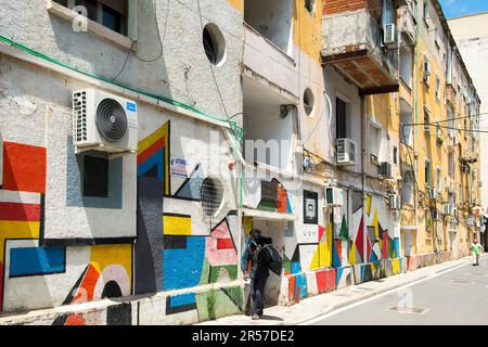 Albanien. Balkan-Halbinsel. Tirana. Dekoriertes Gebäude Stockfoto