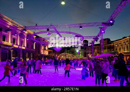 Die Schweiz. Kanton Tessin. Locarno. weihnachtszeit. Schlittschuhlaufen auf der Piazza Grande Stockfoto