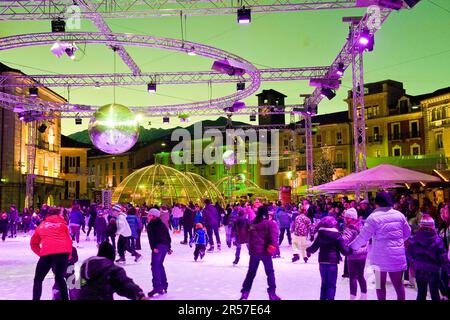 Die Schweiz. Kanton Tessin. Locarno. weihnachtszeit. Schlittschuhlaufen auf der Piazza Grande Stockfoto