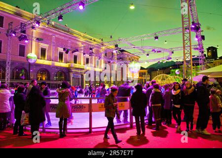 Die Schweiz. Kanton Tessin. Locarno. weihnachtszeit. Schlittschuhlaufen auf der Piazza Grande Stockfoto