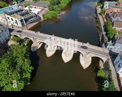 River Wye, Hereford, Herefordshire, Großbritannien – Donnerstag, 1. Juni 2023 – UK Weather – Luftaufnahme des Flusses Wye, der durch Hereford City und vorbei an den exponierten Fußspuren der Old Wye Bridge aus dem 15. Jahrhundert führt. Der offizielle Wasserstand an der Old Wye Bridge liegt heute bei nur 8cm. Anfang dieser Woche hat Natural England den Status des Flusses als „ungünstig-rückläufig“ aktualisiert. Die regionale Wettervorhersage zeigt keine Niederschläge in den nächsten zehn Tagen, was dazu führen wird, dass der Wasserstand weiter sinkt und die Wassertemperaturen steigen. Foto Steven May/Alamy Live News Stockfoto