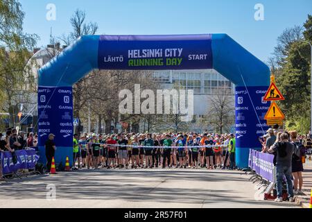 Helsinki City Running Day. Teilnehmer des Halbmarathons der Stadt Helsinki versammelten sich hinter der Startlinie im Taka-Töösti-Viertel in Helsinki, Finnland. Stockfoto