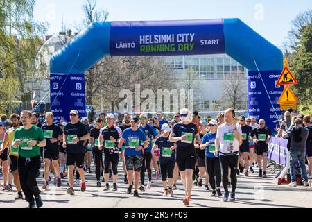 Helsinki City Running Day. Teilnehmer des Halbmarathons der Stadt Helsinki laufen an der Startlinie im Taka-Töösti-Bezirk in Helsinki, Finnland. Stockfoto