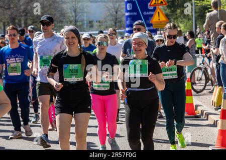 Teilnehmer oder Läufer eines Halbmarathons im Stadtteil Taka-Töösti in Helsinki, Finnland Stockfoto