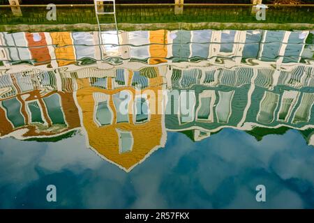 Reflexionen von Colouful-Häusern in einem Kanal Stockfoto