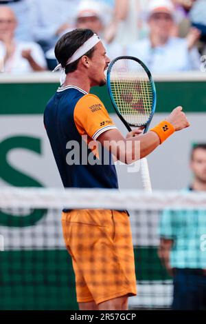 Paris, Frankreich. 01. Juni 2023. Tennis: Grand Slam/ATP Tour - French Open, Männer Singles, 2. Runde. Sünner (Italien) - Altmaier (Deutschland). Daniel Altmaier zum wohl. Kredit: Frank Molter/dpa/Alamy Live News Stockfoto