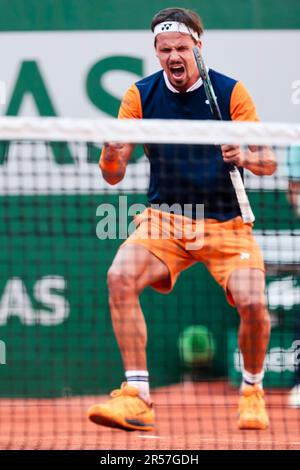 Paris, Frankreich. 01. Juni 2023. Tennis: Grand Slam/ATP Tour - French Open, Männer Singles, 2. Runde. Sünner (Italien) - Altmaier (Deutschland). Daniel Altmaier zum wohl. Kredit: Frank Molter/dpa/Alamy Live News Stockfoto