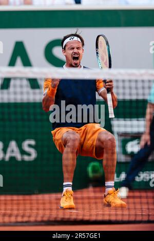 Paris, Frankreich. 01. Juni 2023. Tennis: Grand Slam/ATP Tour - French Open, Männer Singles, 2. Runde. Sünner (Italien) - Altmaier (Deutschland). Daniel Altmaier zum wohl. Kredit: Frank Molter/dpa/Alamy Live News Stockfoto