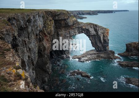 Die Felsformation der Grünen Brücke an der Küste von Pembrokeshire. Stockfoto