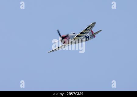 Republic P-47D Thunderbolt ‚Nellie B‘ in der Luft auf der Abingdon Air & Country Show am 20. Mai 2023. Stockfoto