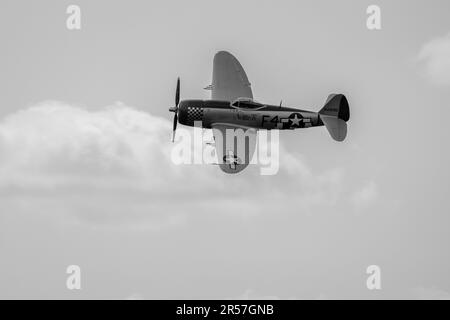 Republic P-47D Thunderbolt ‚Nellie B‘ in der Luft auf der Abingdon Air & Country Show am 20. Mai 2023. Stockfoto