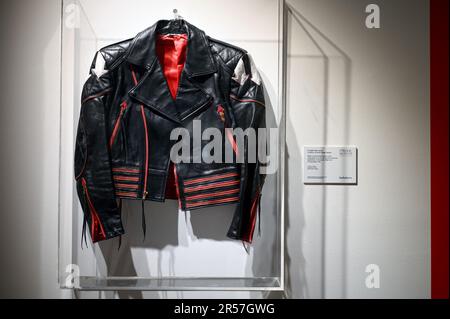 New York, USA. 01. Juni 2023. Freddie Mercury's Leather Arrows Bühnenjacke ist ausgestellt bei Sotheby's, New York, 1. Juni 2023. Einige noch nie zuvor gesehene Gegenstände aus der Privatkollektion, darunter Kleidung und Schmuck, die Mercury bei Konzerten der Queen getragen hat, handgeschriebene Texte, persönliche Gegenstände und Kunst, werden diesen September in London versteigert. (Foto: Anthony Behar/Sipa USA) Guthaben: SIPA USA/Alamy Live News Stockfoto