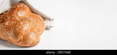 Traditionelles Challah-Brot auf weißem Hintergrund. Banner für Design Stockfoto