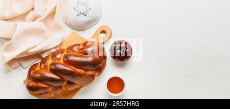 Traditionelles Challah-Brot mit jüdischer Kappe auf weißem Hintergrund. Banner für Design Stockfoto