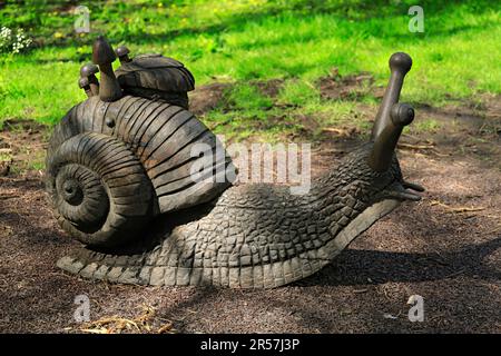 Riesige hölzerne Schneckenskulptur, das Arboretum, Bute Park, Cardiff. Stockfoto