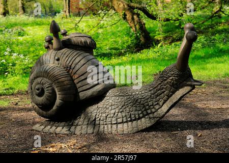 Riesige hölzerne Schneckenskulptur, das Arboretum, Bute Park, Cardiff. Stockfoto