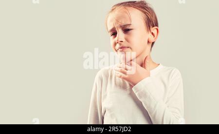 Halsschmerzen bei einem Kind. Das Kind hat Halsschmerzen. Erkältungszeichen bei Kindern. Der Junge fühlt, dass seine Kehle Schmerzen hat. Ein kranker kleiner Junge mit Wunde Stockfoto