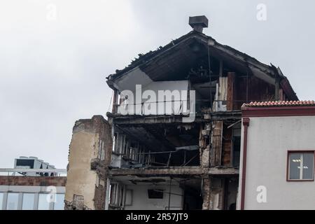 Blick auf das serbische Hauptquartier des Radio Television, ein Wahrzeichen, das 1999 durch NATO-Bombenangriffe bombardiert und beschädigt wurde Stockfoto