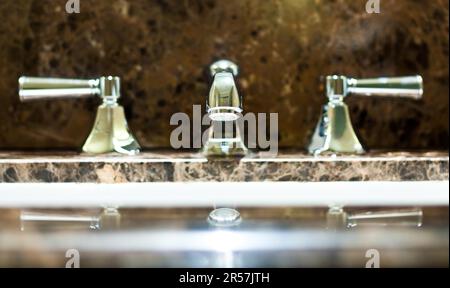 Tippen Sie in einem italienischen Luxus-Hotel, Stahl auf Marmor Stockfoto