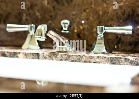 Tippen Sie in einem italienischen Luxus-Hotel, Stahl auf Marmor Stockfoto