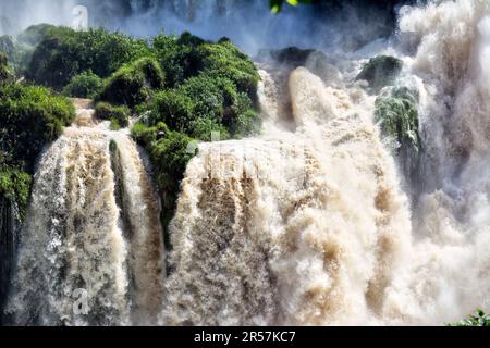 Wunderschöne und mächtige, wütende Iguazu-Fälle an der Grenze zwischen Argentinien und Brasilien Stockfoto