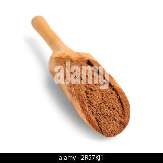 Schaufel mit Kakaopulver auf weißem Hintergrund Stockfoto