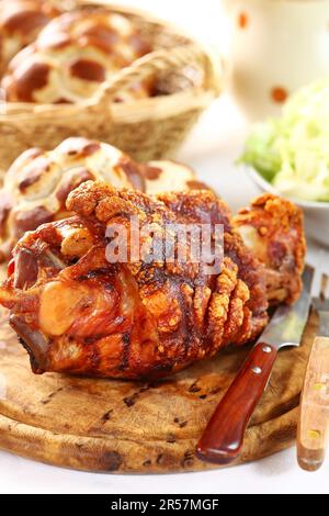 Gegrillte Eisbein mit Brötchen und Salat Stockfoto