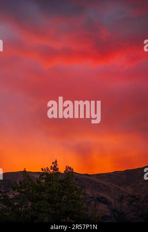 Feuriger Sonnenuntergang in Wanaka in Neuseeland Stockfoto