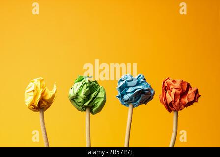Vier Blumenstämme mit bunten Papierkugeln als Blumen, Frühling oder kreatives Konzept Stockfoto