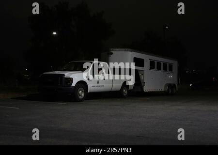 Ein Truck und Anhänger von Animal Care & Control vor Barn 1 am Pierce College in Woodland Hills, Kalifornien, am 15. Mai 2021. Foto: Raquel G. Frohlich. Stockfoto