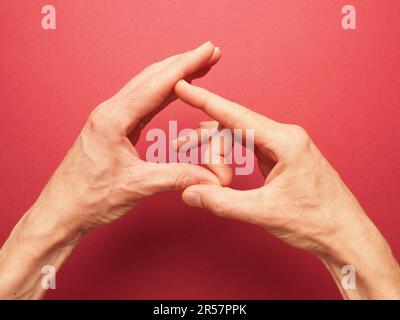 Handposition für Mudra-Nr. 5 in Jin Shin Jyutsu, alternative Heilmethode oder Selbsthilfekonzept, asiatische Medizin, Bewusstseinsbildung Stockfoto