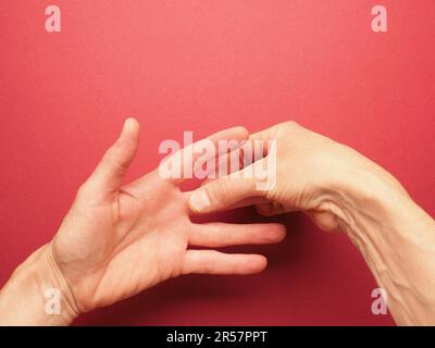 Handposition für Mudra-Nr. 1 in Jin Shin Jyutsu, alternative Heilmethode oder Selbsthilfekonzept, asiatische Medizin, Bewusstseinsbildung Stockfoto