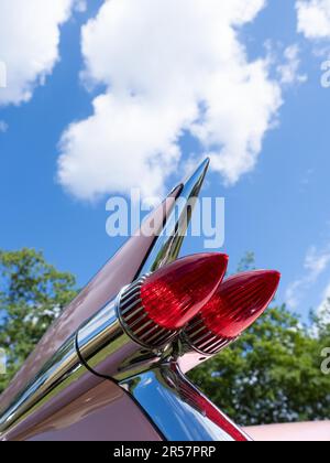 Rücklicht eines alten amerikanischen Oldtimer, Weitwinkelaufnahme an einem sonnigen Sommertag Stockfoto