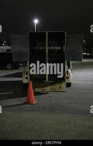 Ein Pferdeanhänger steht leer vor Barn 1 am Pierce College in Woodland Hills, Kalifornien, am 15. Mai 2021. Foto: Raquel G. Frohlich. Stockfoto