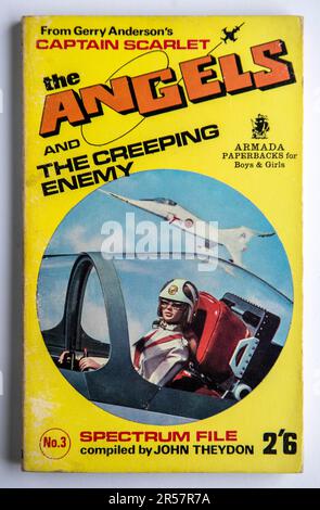 Das Taschenbuch The Angels and the Creeping Enemy wurde 1968 veröffentlicht, basierend auf Charakteren aus Gerry Andersons Kinderserie Captain Scarlet Stockfoto