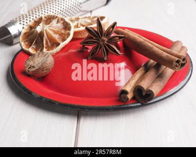 Verschiedene weihnachtliche Gewürze auf einem Holztisch, saisonale Speisen oder Zutaten Konzept Stockfoto