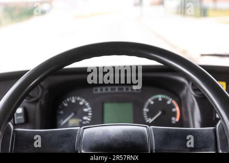 Einzelheiten zu Lenkrad, Cockpit oder Kabine eines öffentlichen Busses, Konzept des öffentlichen Nahverkehrs Stockfoto