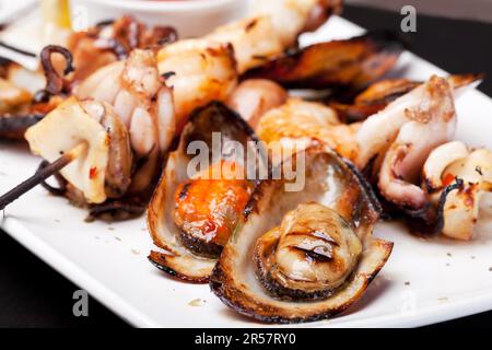 Nahaufnahme mit Meeresfrüchtekebab und Muscheln Stockfoto